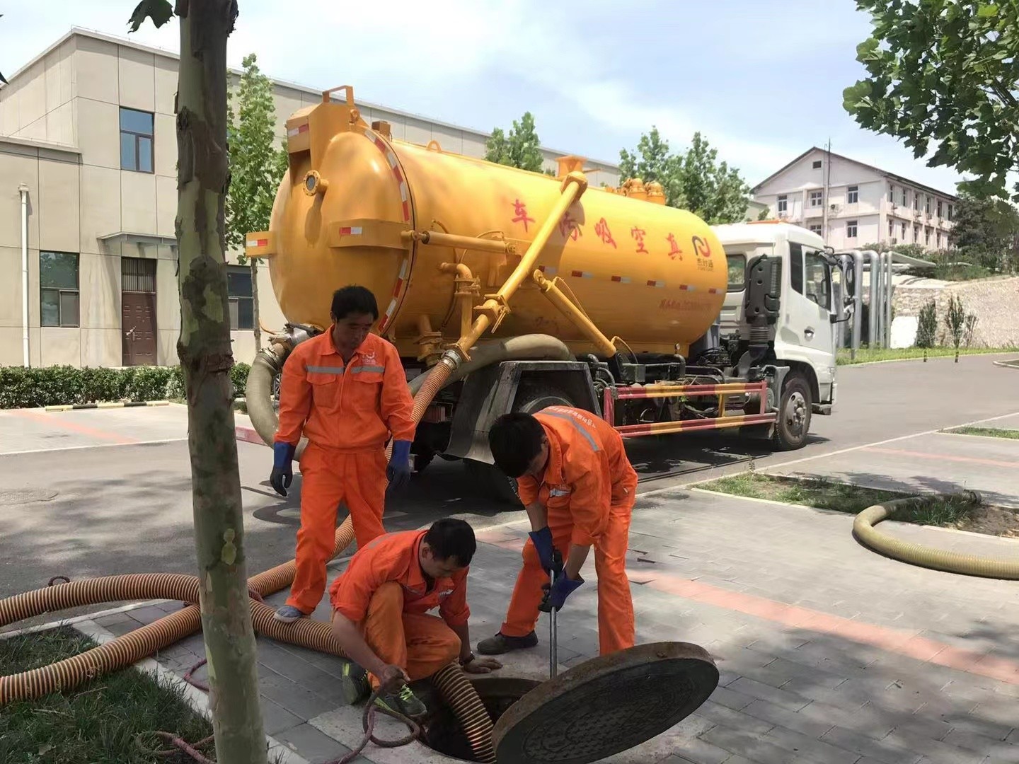 建昌管道疏通车停在窨井附近