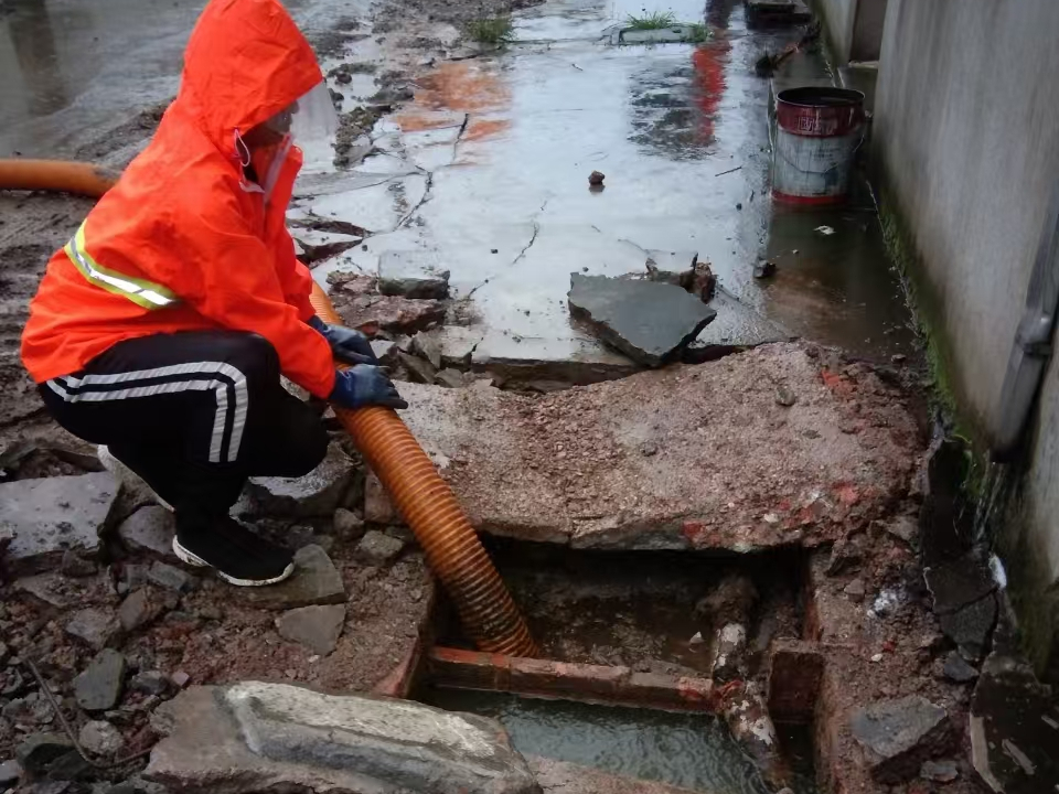 建昌专业清理污水池 炜誉市政以规范流程守护城市 “肠道”