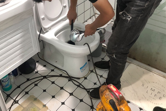 建昌马桶堵塞自己疏通还是找师傅?专业上门服务让你省时更省心